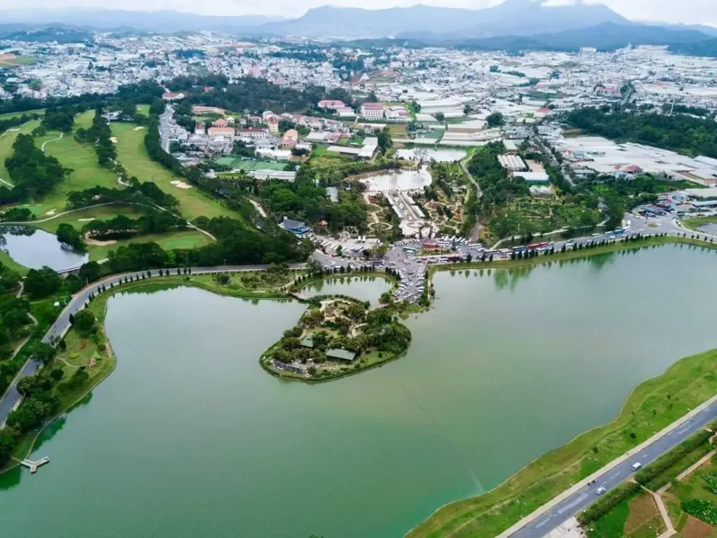 Hồ Xuân Hương nhìn từ trên cao. Ảnh: Crystall Bay