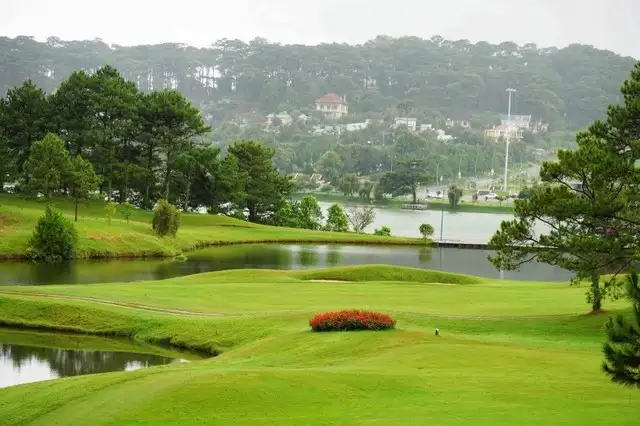 Sân golf tọa lạc ở vị trí như trái tim của thành phố Đà Lạt