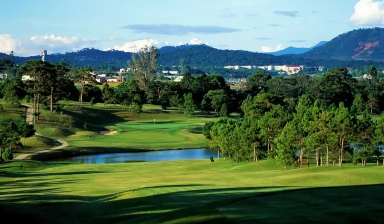 Sân golf vào buổi trưa