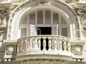 Cửa sổ vòm cổ điển