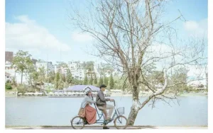 Đạp xe quanh Hồ Xuân Hương cảm nhận nhịp sống Đà Lạt