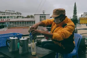 Thưởng thức cà phê và ngắm phố phường