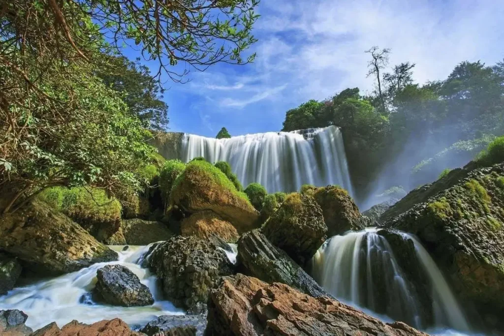 Lắng nghe hơi thở của núi rừng tại những ngọn thác hùng vĩ