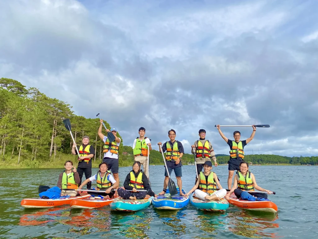 Chèo thuyền kayak và chèo SUP trên Hồ Tuyền Lâm