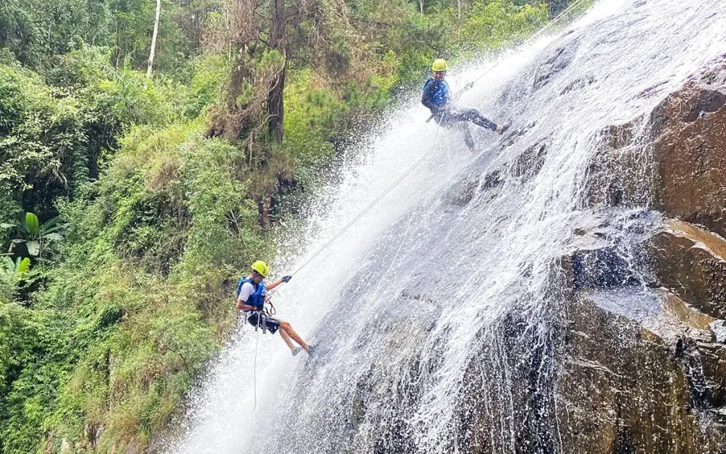 Đu dây vượt thác (Canyoning). Nguồn: dalatoi